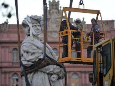 BAJARON EL MONUMENTO DE COL�N QUE PLANEAN TRAER A MAR DEL PLATA