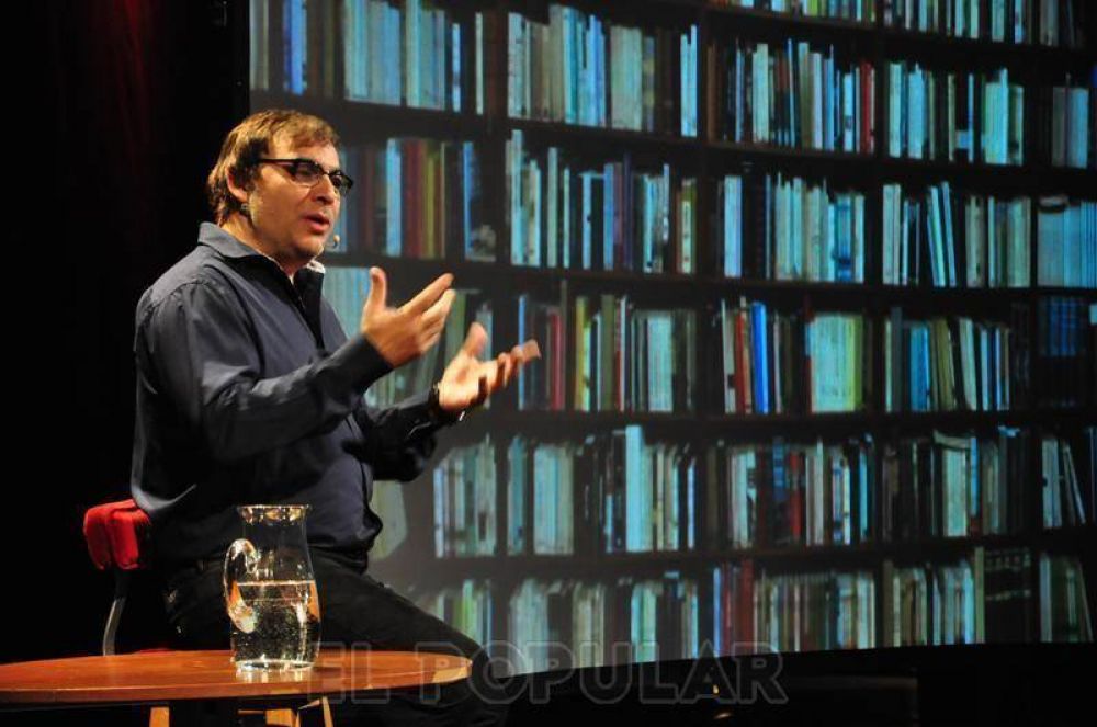 Gabriel Rol�n interactu� con el p�blico olavarriense en el Teatro
