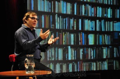 Gabriel Rol�n interactu� con el p�blico olavarriense en el Teatro