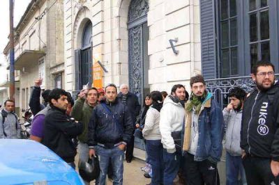 "NOS EST�N QUITANDO EL DERECHO A TRABAJAR"