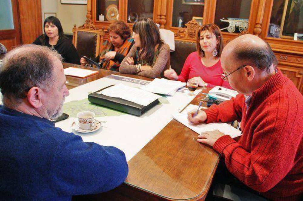 Inza firm� convenio con el director provincial de APS para evaluar el estado de salud de los ni�os
