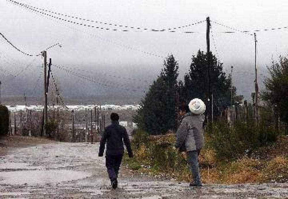Acusaciones y desmentidas por el reparto de garrafas en Bariloche