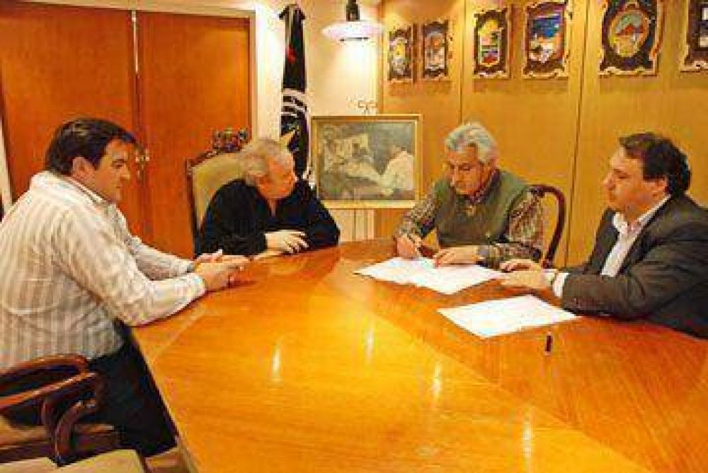 Firman convenios para obras en El Chalt�n