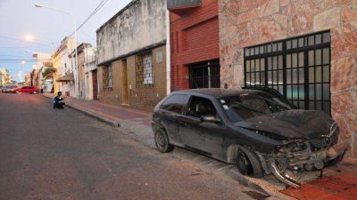Un auto choc� y termin� incrustado en una casa  