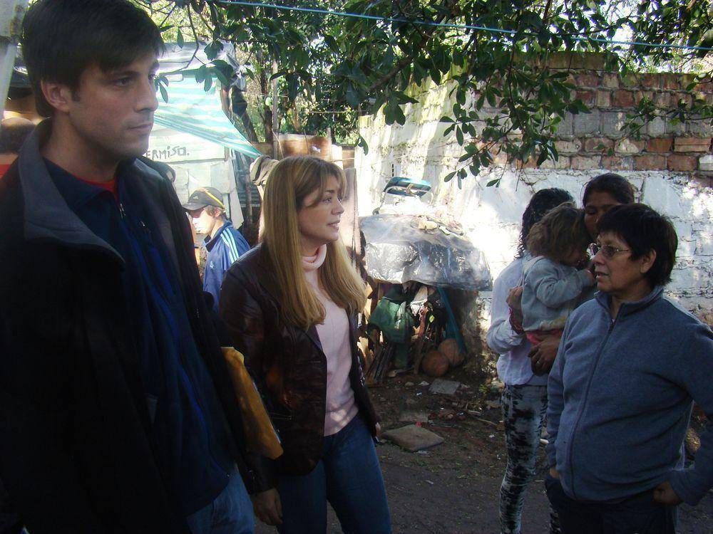Estela Regidor visit� y llevo asistencia de los evacuados por la crecida del r�o