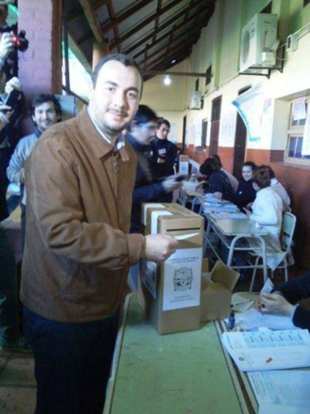 El candidato Maximiliano �lvarez vot� con el sistema electr�nico