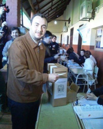 El candidato Maximiliano �lvarez vot� con el sistema electr�nico