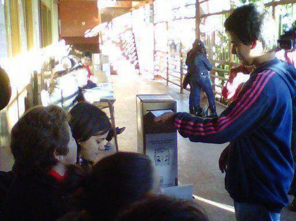 Iv�n Carvallo, entre los primeros argentinos menores de 18 a�os en votar