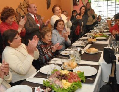 Do�a Petrona festej� 100 a�os, su secreto es el cari�o familiar