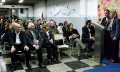 La comunidad educativa de la ESMET N�1 celebr� sus 20 a�os