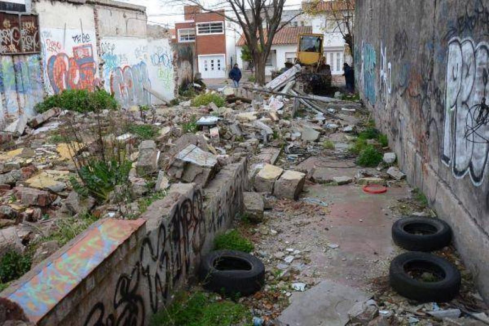 Programa municipal limpi� terreno y carg� costos al due�o