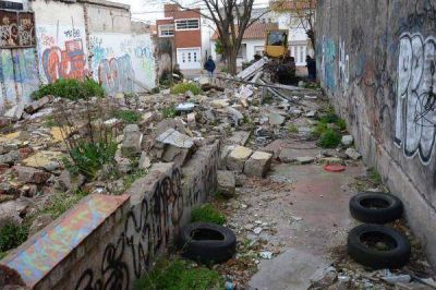 Programa municipal limpi� terreno y carg� costos al due�o