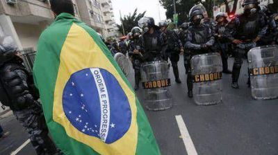 Miles de manifestantes marcharon en las afueras de un Maracan� blindado