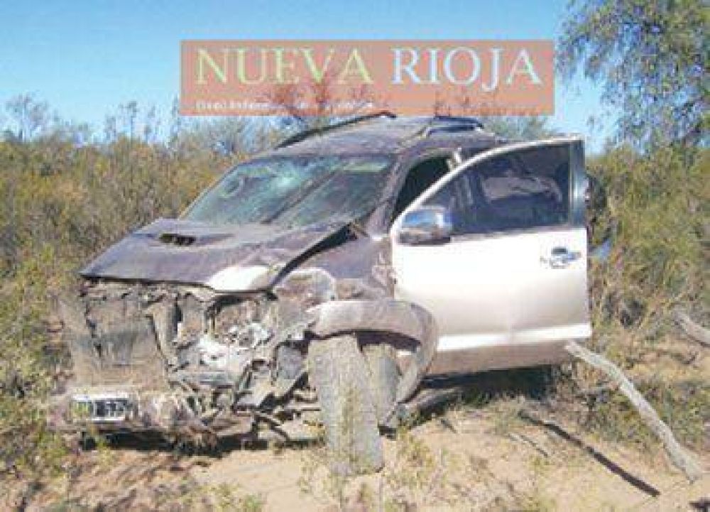 Dos personas salvaron sus vidas de milagro en espectacular vuelco en Chepes