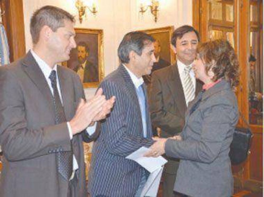 Entregaron 200 mil pesos para refaccionar edificios