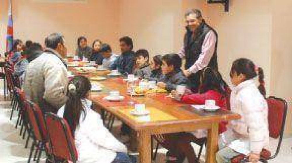 El gobernador Beder Herrera comparti� desayuno con escolares de Famatina