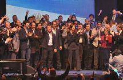 Rodolfo y Juan Manuel Urtubey junto a Cristina Fern�ndez de Kirchner en el acto central del FpV