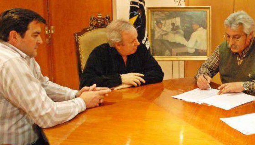 El gobernador Peralta firm� convenios para obras en El Chalt�n