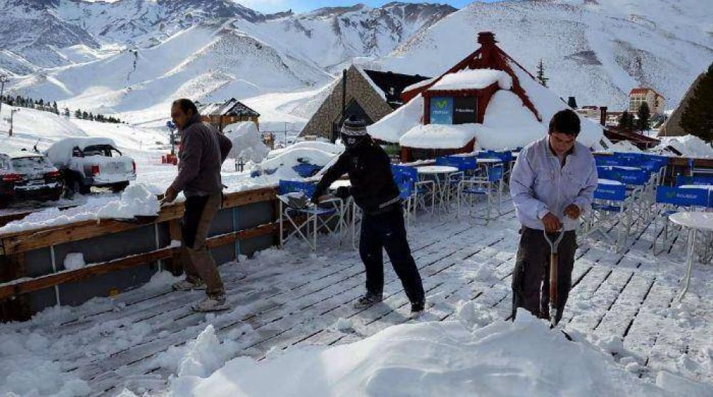La nieve alegra los centros de esqu� y causa problemas en el paso a Chile