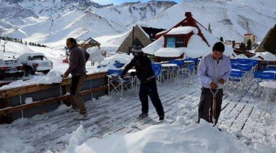 La nieve alegra los centros de esqu� y causa problemas en el paso a Chile