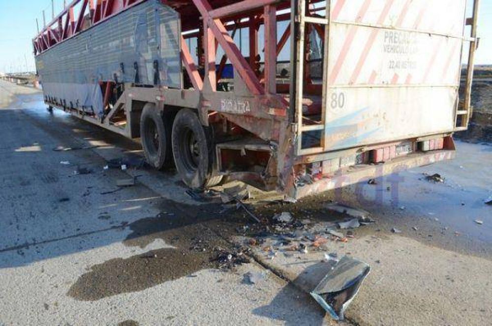 Auitom�vil se estrell� contra una batea estacionada en calle Islas Malvinas