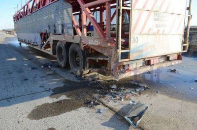 Auitom�vil se estrell� contra una batea estacionada en calle Islas Malvinas
