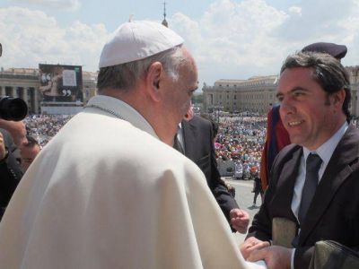 Un intendente suelto en el Vaticano: Difonso estuvo con el Papa Francisco y le regal� un poncho