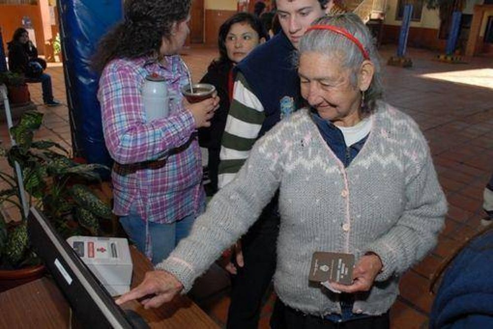 El voto electr�nico le cost� m�s a los mayores pero se defendieron