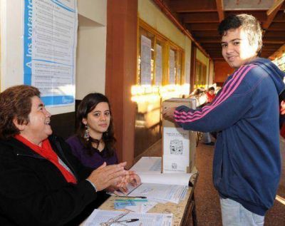 El frente del gobernador misionero se impuso en el debut del voto joven