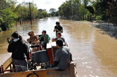 Asisten a 1657 evacuados por la crecida del r�o Paran� y mejoran las condiciones