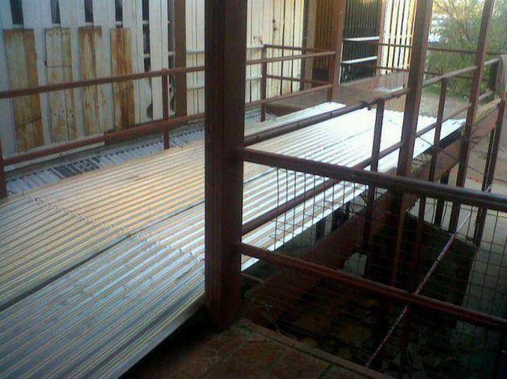 Colaps� una escalera en el barrio Esperanza II