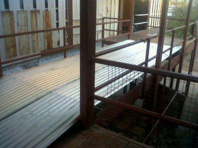 Colaps� una escalera en el barrio Esperanza II