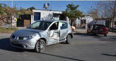Tres polic�as golpeados en m�ltiple accidente vial