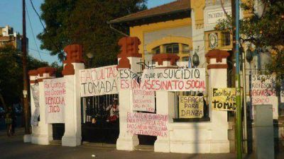 Decidieron mantener la toma de la Facultad de Artes de la UNT