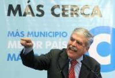 De Vido respondi� a las denuncias: "Seguiremos premiando artistas locales"