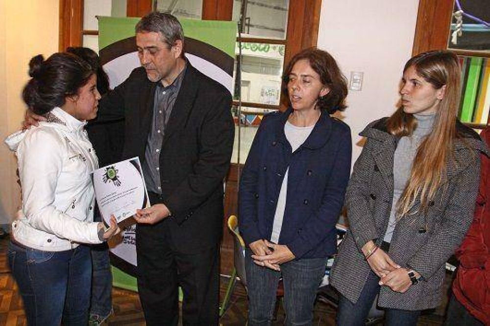 Avellaneda: j�venes del programa Envi�n presentaron la muestra art�stica �Arte para la Democracia�