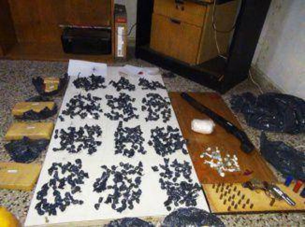 Tras caras sospechosas, hallaron varios kilos de drogas y armas de guerra