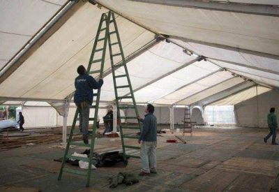 Comenz� el armado de la carpa de la Feria de las Colectividades