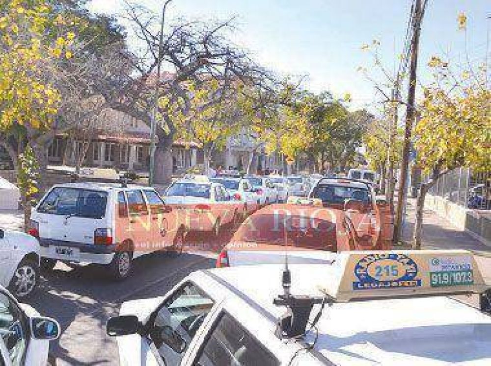 Los taxistas salen a �cazar� a los taxis truchos sin permiso
