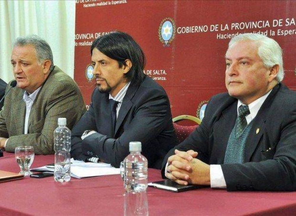 Parodi dijo que cobra tres sueldos del Estado
