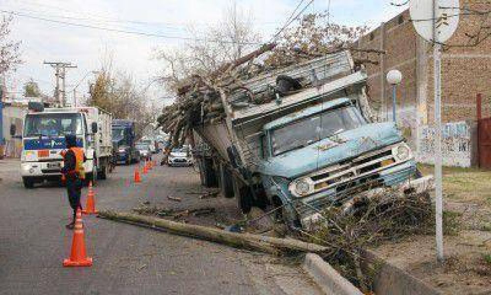 Un cami�n se qued� sin frenos y tuvo dos accidentes durante esta ma�ana