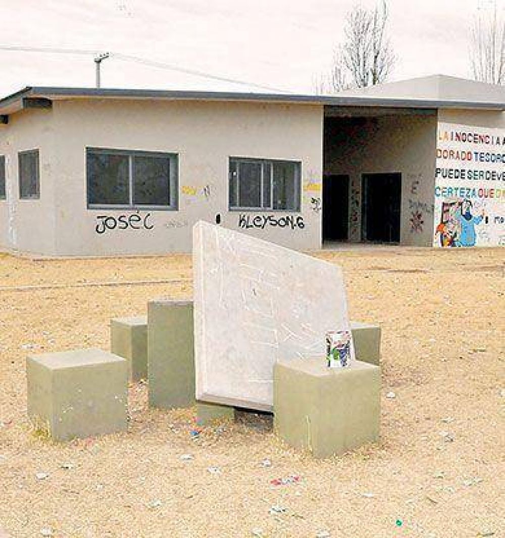 Destrozos en la biblioteca de Villa Germinal 