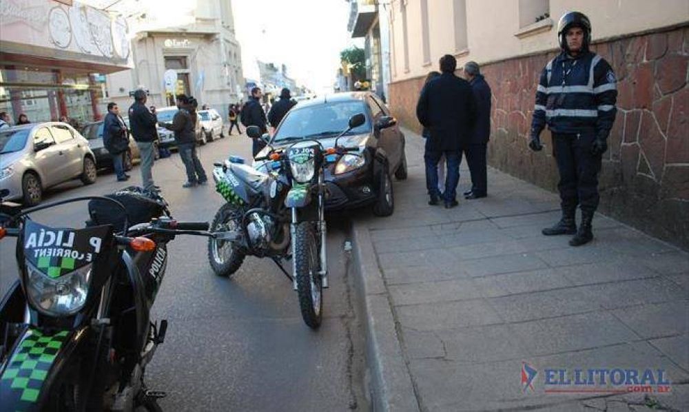 Perdi� el control del autom�vil, subi� a una vereda y atropell� a un peat�n