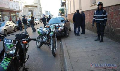 Perdi� el control del autom�vil, subi� a una vereda y atropell� a un peat�n