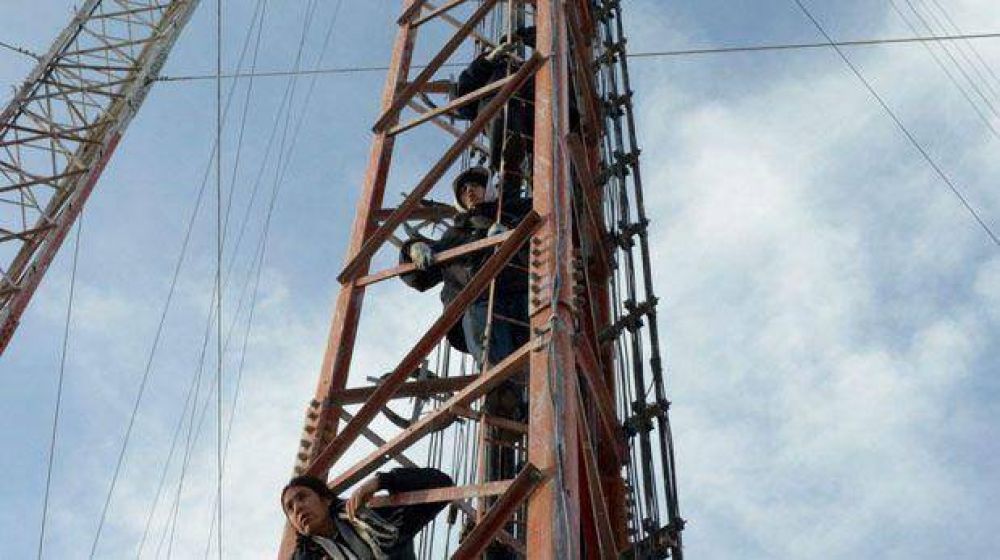 Amenazaron con arrojarse al vac�o por quedarse sin trabajo