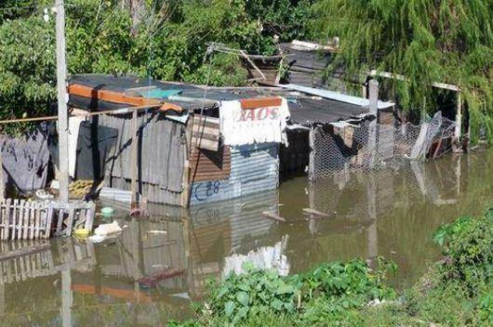 Aumentan los evacuados por la sostenida crecida del Paran�