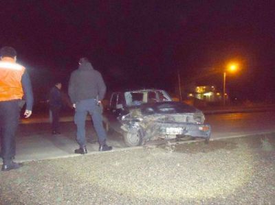 Conductor perdi� el control y choc� contra un auto estacionado