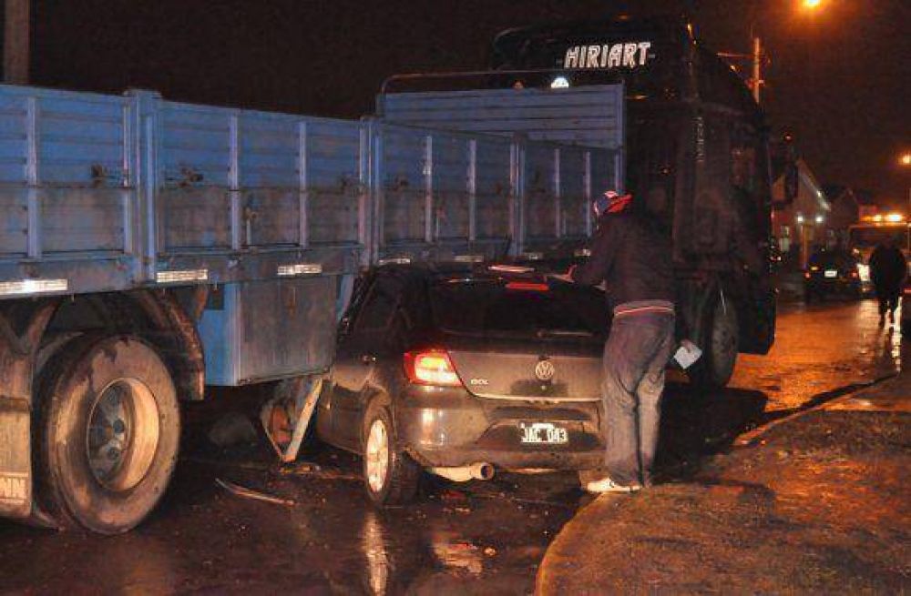 Autom�vil finaliz� debajo de un cami�n
