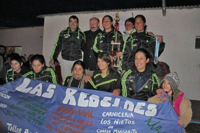 El Gobierno Municipal junto al ftbol femenino en Monte Viggiano