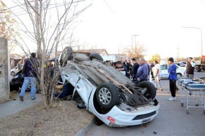 Espectacular choque y vuelco en Villa Mercedes